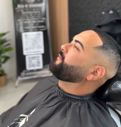 Fade nítido con barba definida