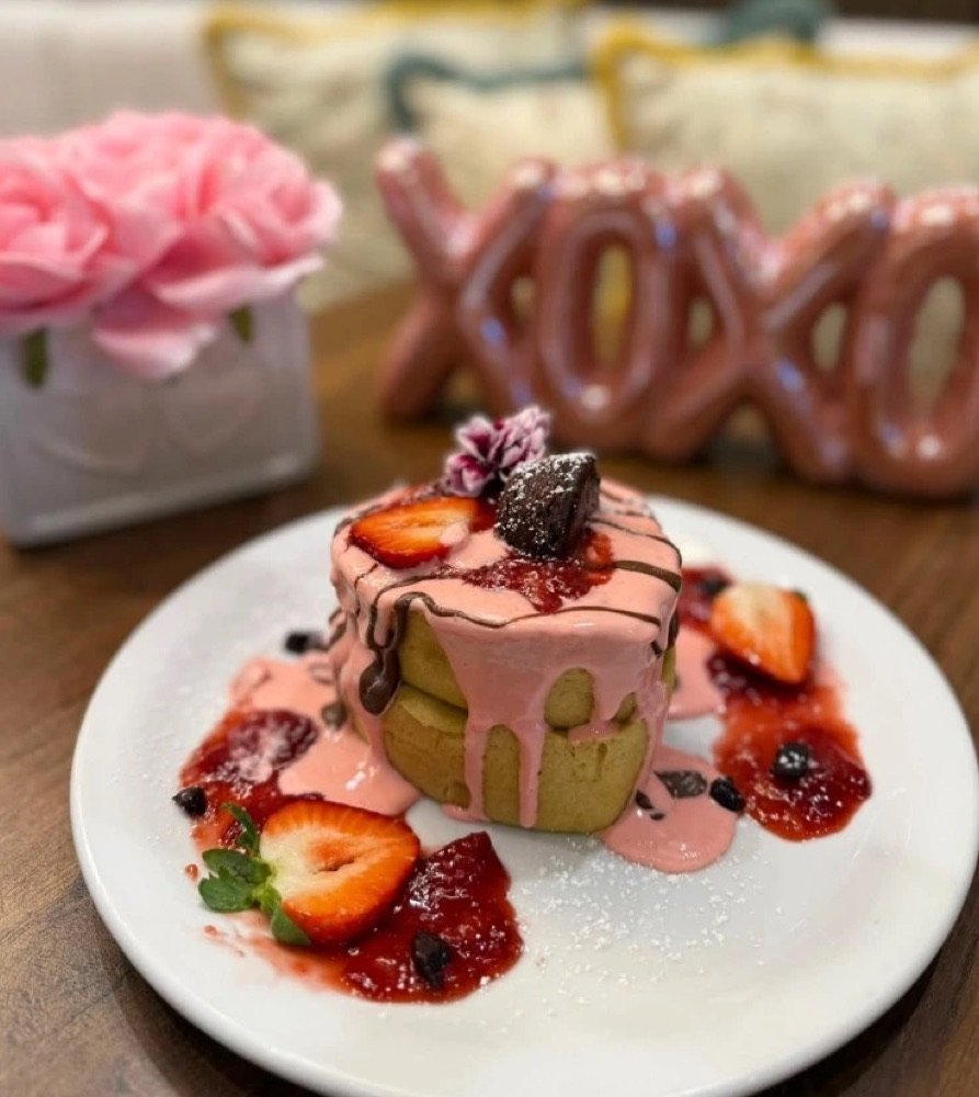 Postre de panqueques con fresas y crema en Dulce Capricho